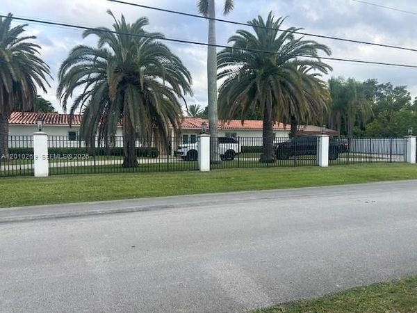 9540 SW 68th St , Miami, FL 33173