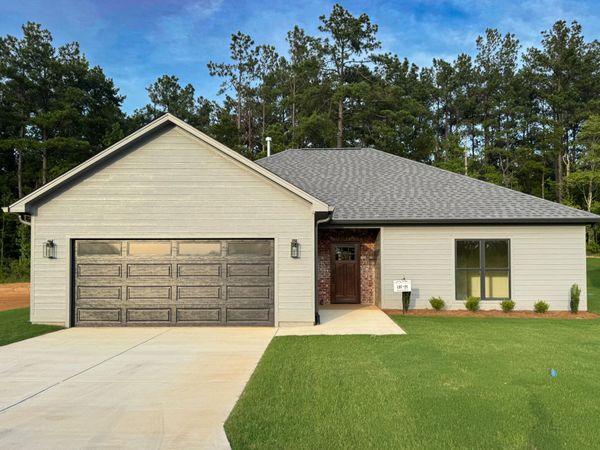 230 Thaxton Hills Dr., Thaxton, MS 38871