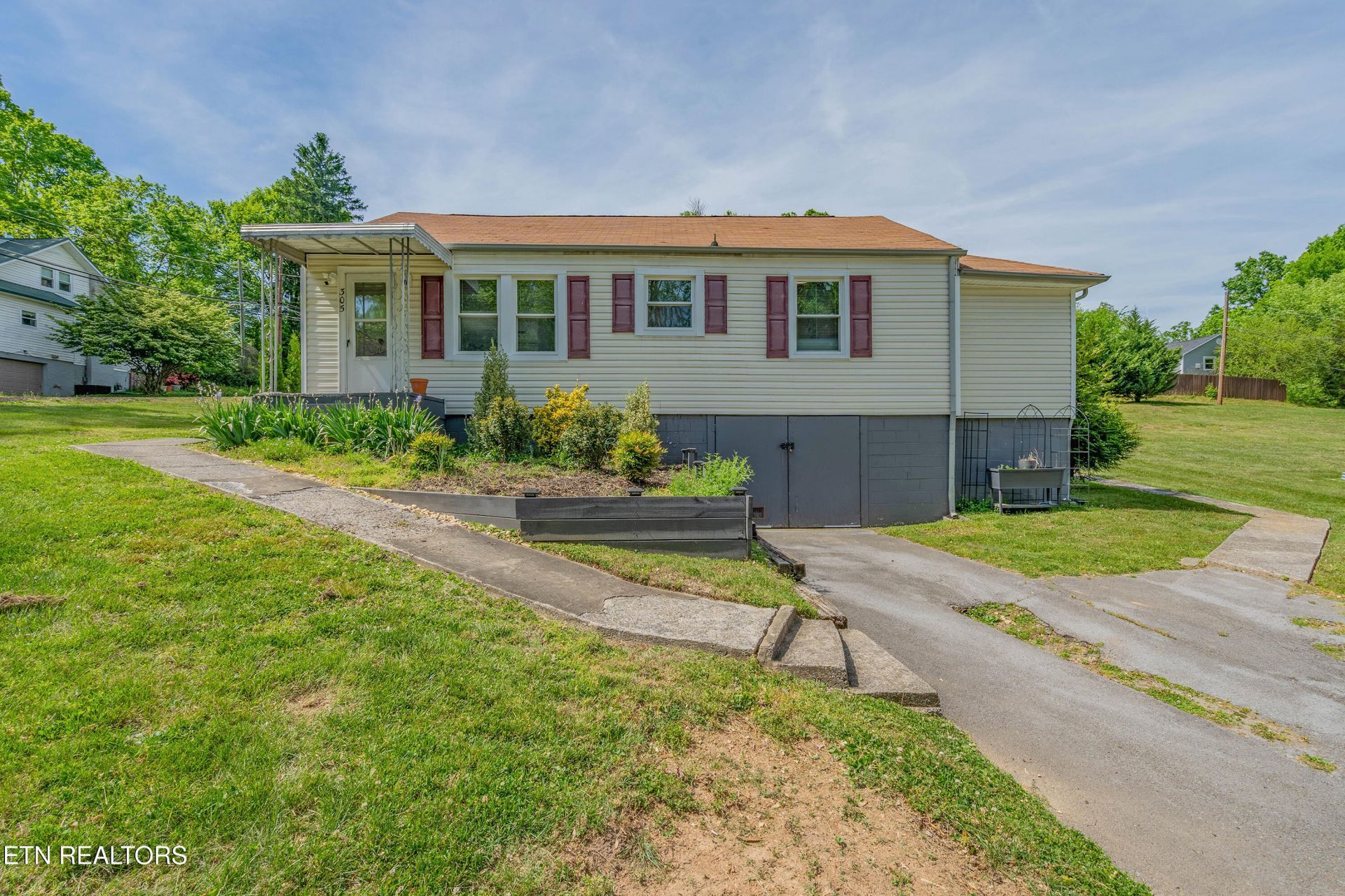 305 Dahlia Drive, Knoxville, TN 37918 Main Photo