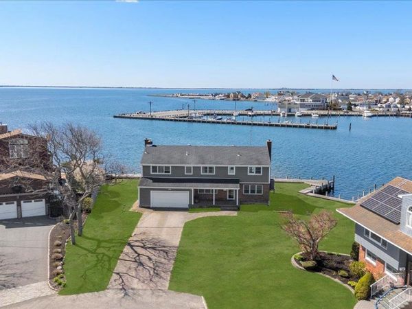 160 Sequams Lane W, West Islip, NY 11795