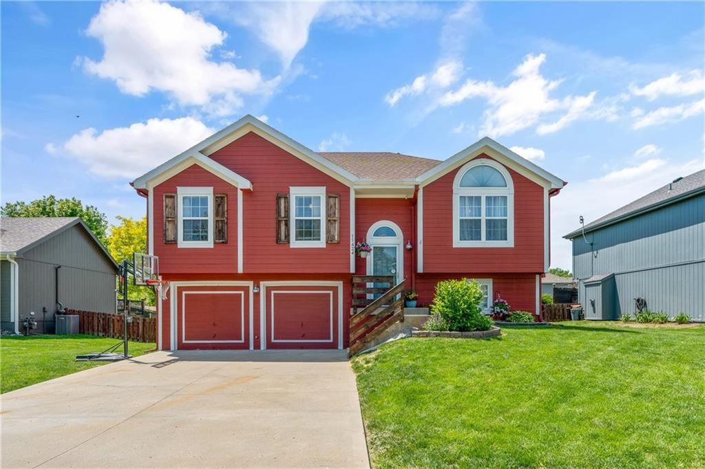 11424 N Ditzler Avenue, Kansas City, MO 64157 Main Photo