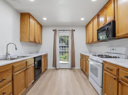 1061 Courtyard Dr, Yuba City, CA 95991 Photo