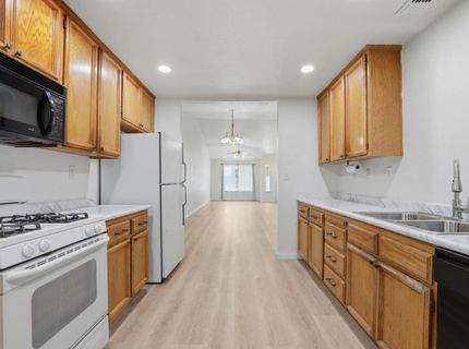 1061 Courtyard Dr, Yuba City, CA 95991 Photo