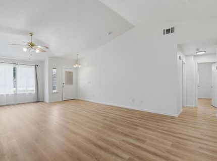 1061 Courtyard Dr, Yuba City, CA 95991 Photo