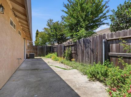 1061 Courtyard Dr, Yuba City, CA 95991 Photo