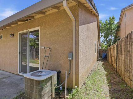 1061 Courtyard Dr, Yuba City, CA 95991 Photo