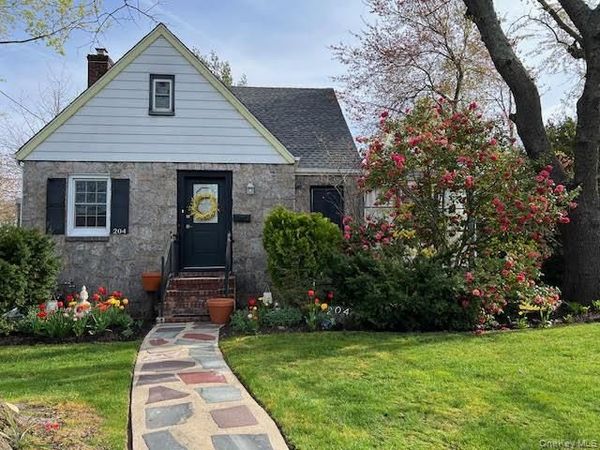 204 Franklin Avenue, Malverne, NY 11565