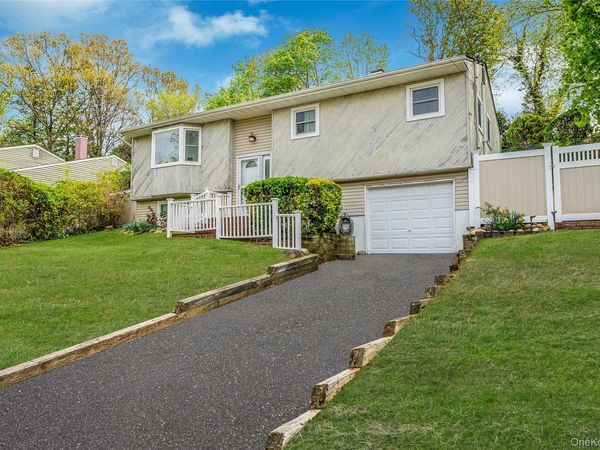 8 Gaymor Lane , Farmingville, NY 11738