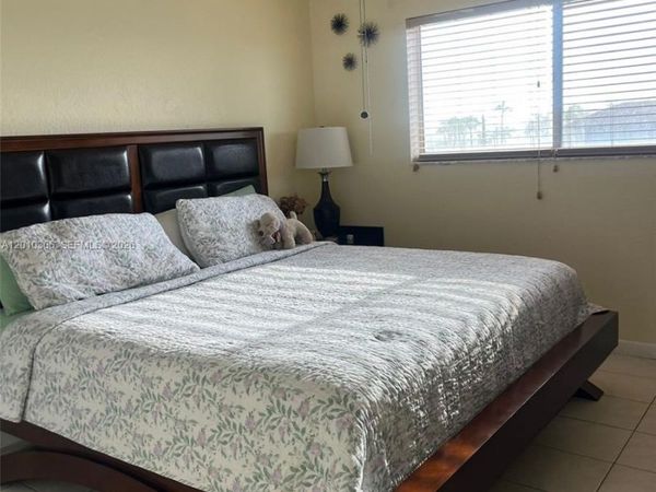 2735 W 52nd St , Unit 502, Hialeah, FL 33016