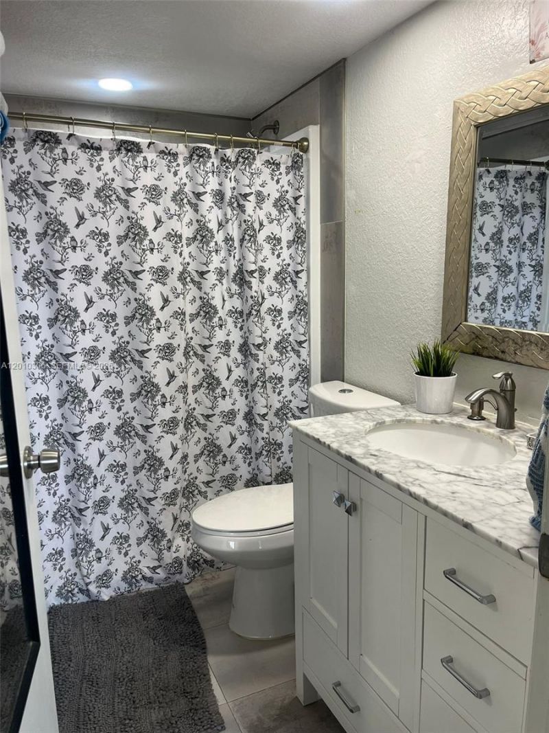 2735 W 52nd St , Unit 502, Hialeah, FL 33016 Photo