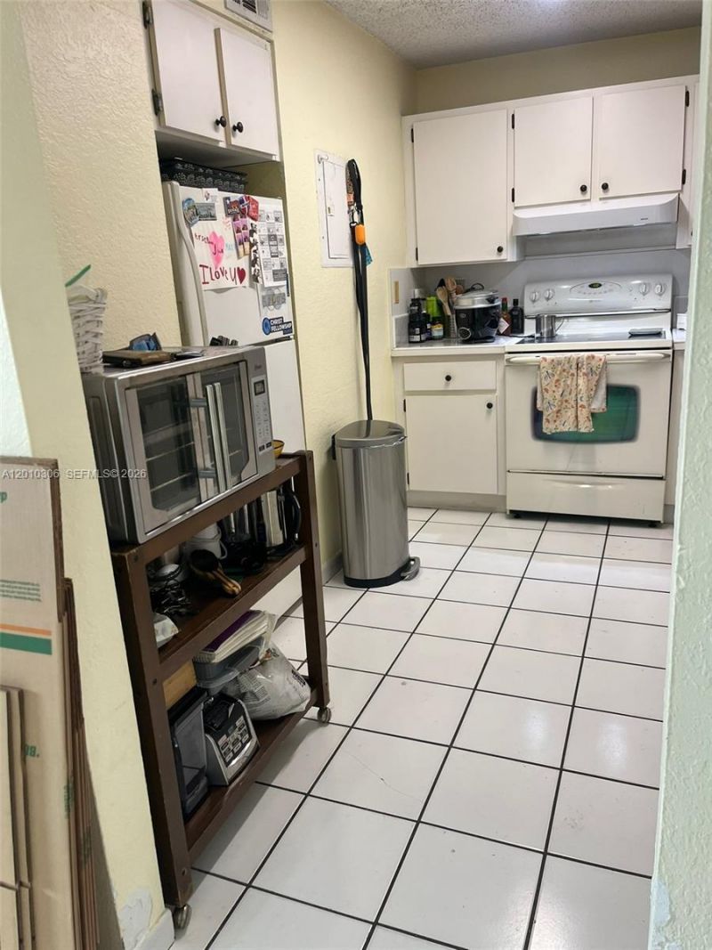 2735 W 52nd St , Unit 502, Hialeah, FL 33016 Photo