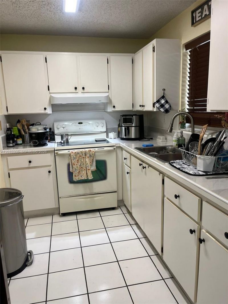 2735 W 52nd St , Unit 502, Hialeah, FL 33016 Photo