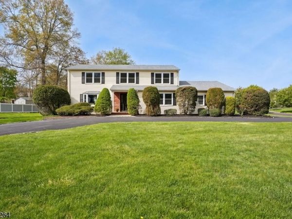 17 Fox Run Dr, East Hanover, NJ 07936