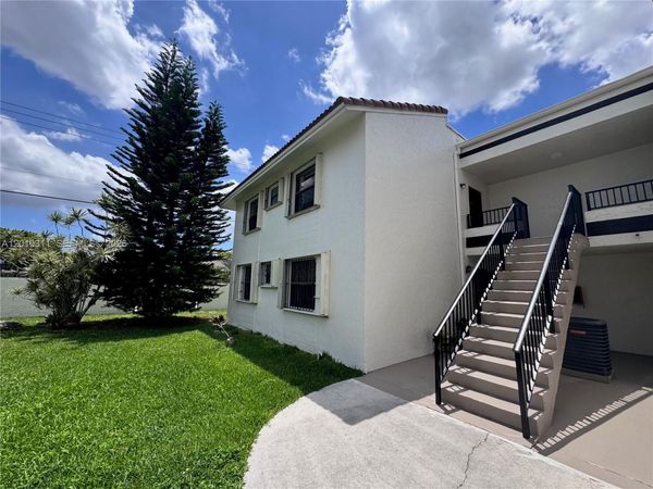 10893 NW 7th St , Unit 22-27, Miami, FL 33172