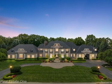 5174 BARRINGTON Drive, Oakland Twp, MI 48306