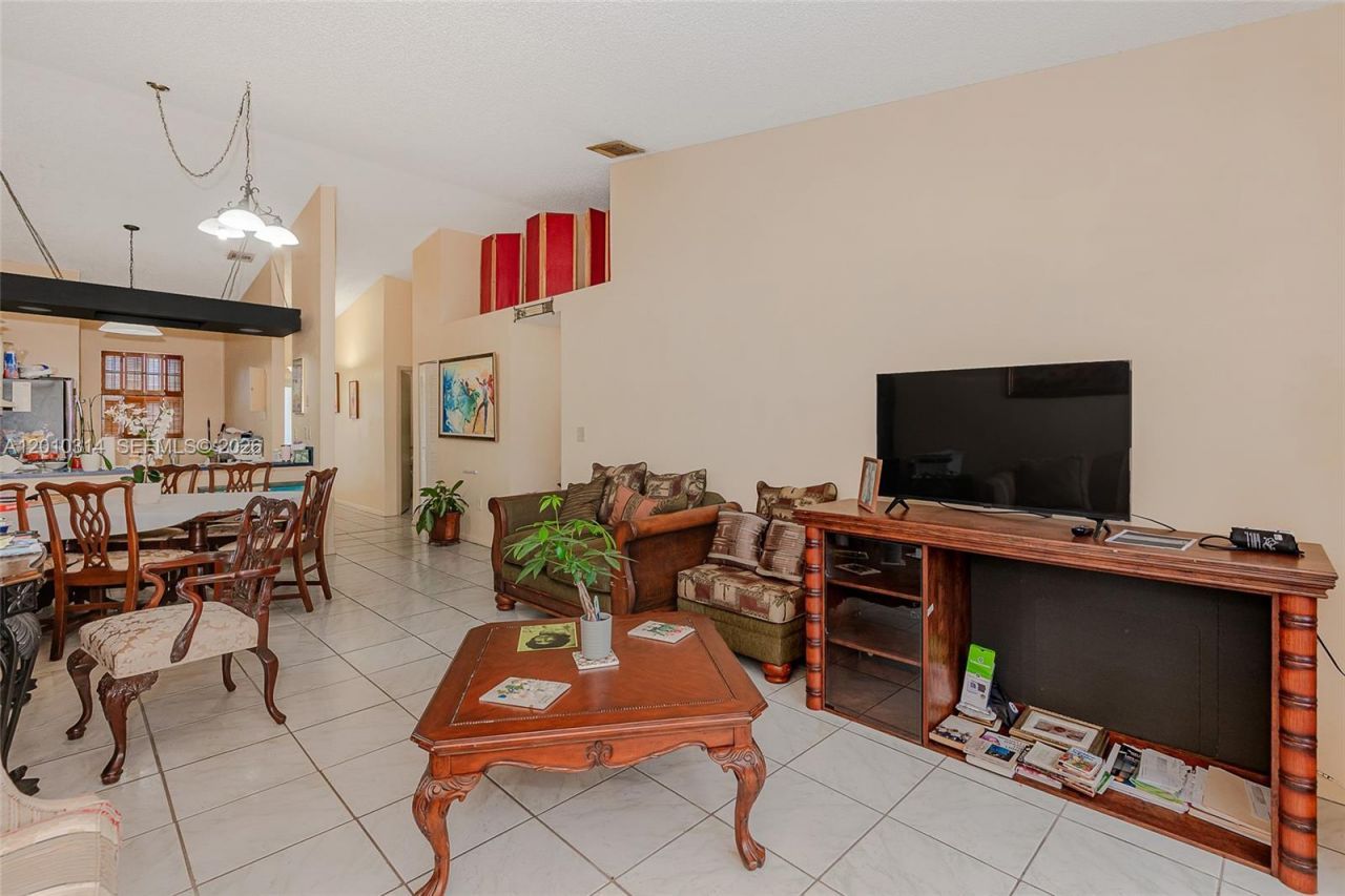 6745 NW 192nd Ln , Hialeah, FL 33015 Photo