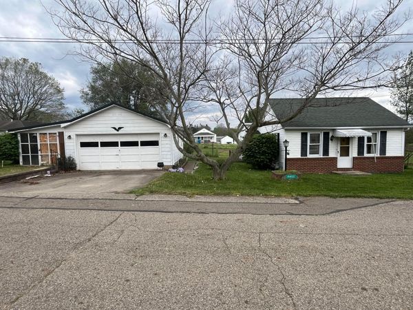 19403 High Street , Adelphi, OH 43101