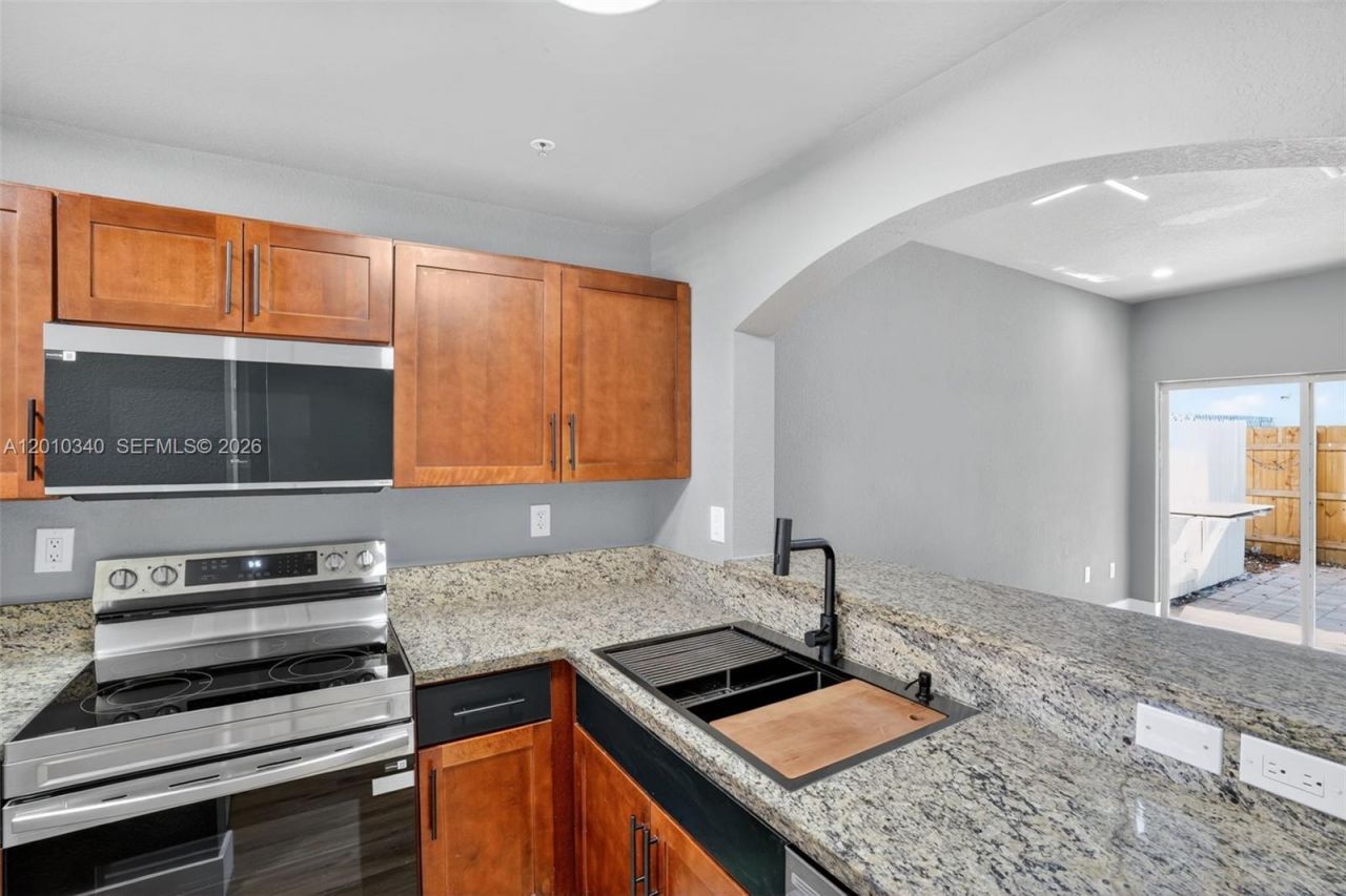 7995 NW 8th St, Unit 100C, Miami, FL 33126 Photo
