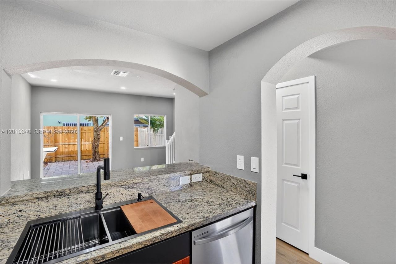 7995 NW 8th St, Unit 100C, Miami, FL 33126 Photo