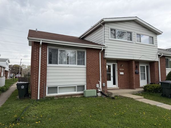 8052 W Lyons Street , Niles, IL 60714