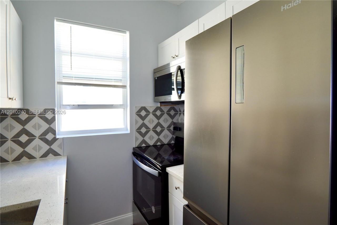 1142 SW 4th St , Unit 17, Miami, FL 33130 Photo