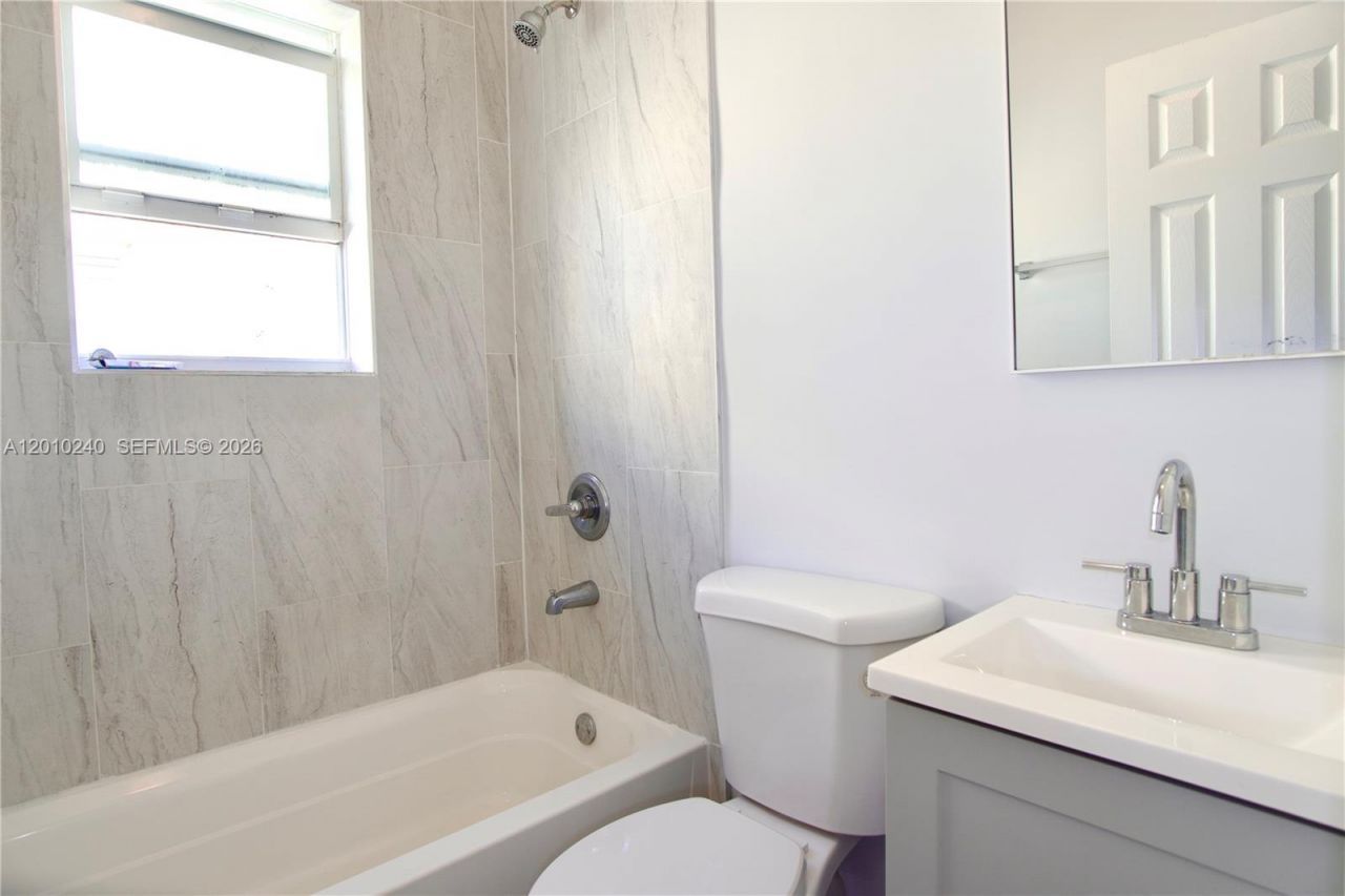 1142 SW 4th St , Unit 17, Miami, FL 33130 Photo