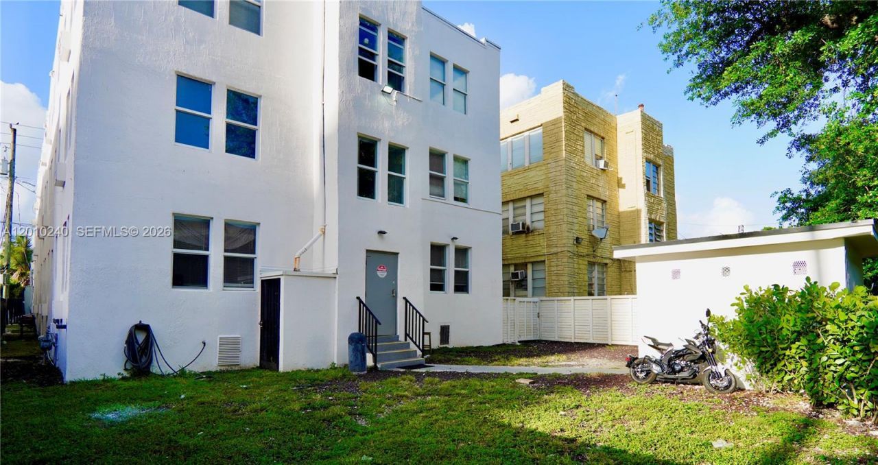 1142 SW 4th St , Unit 17, Miami, FL 33130 Photo