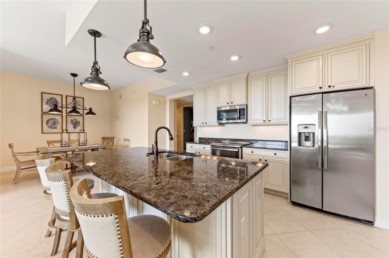 395 Aruba Circle, Unit 402, Bradenton, FL 34209 Photo