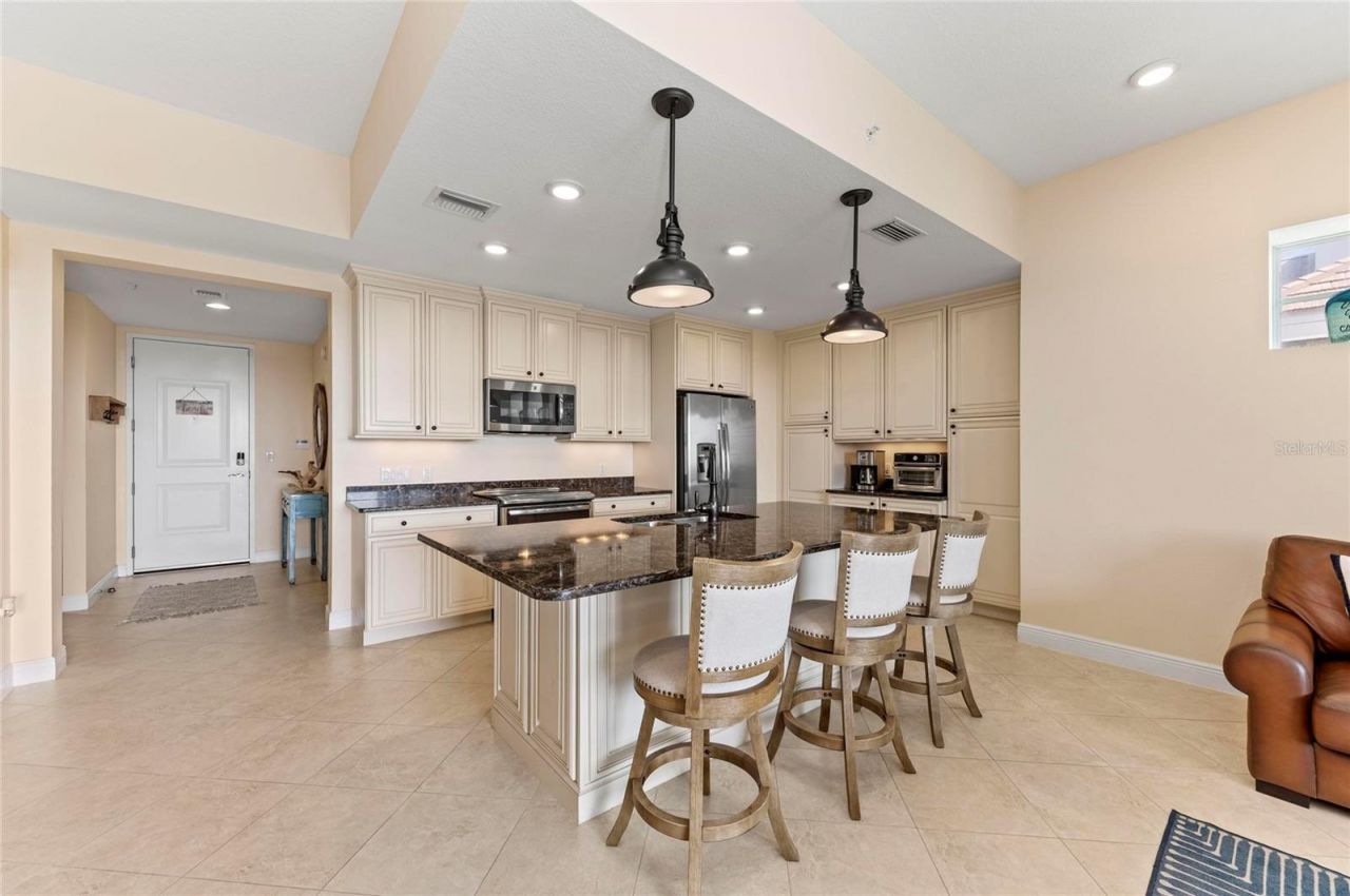 395 Aruba Circle, Unit 402, Bradenton, FL 34209 Photo