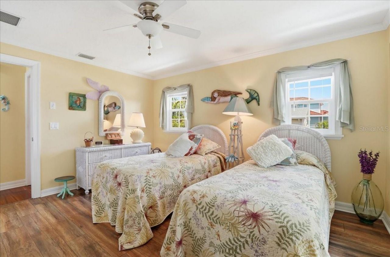 2811 Gulf Drive, Holmes Beach, FL 34217 Photo