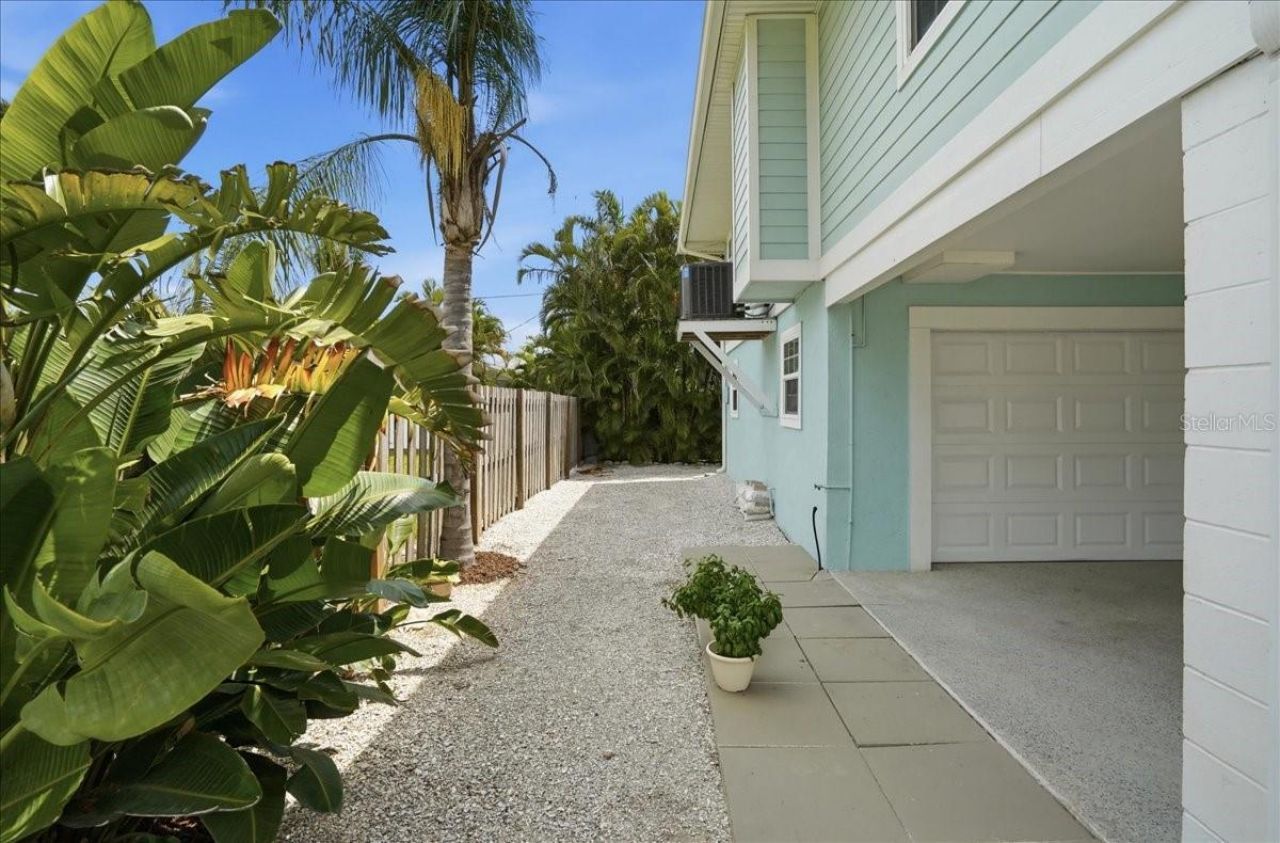 2811 Gulf Drive, Holmes Beach, FL 34217 Photo
