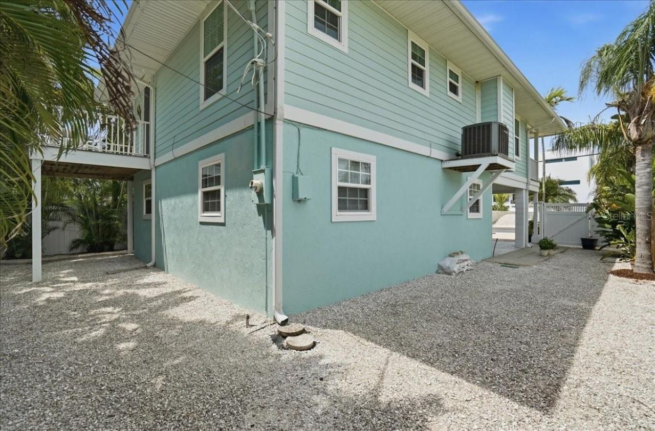 2811 Gulf Drive, Holmes Beach, FL 34217 Photo