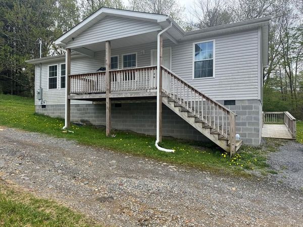 112 Highwood Lane, CHARMCO, WV 25958