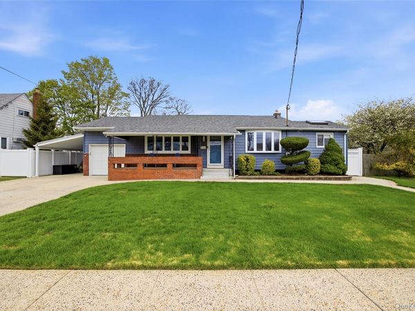 644 N Clinton Avenue , Lindenhurst, NY 11757