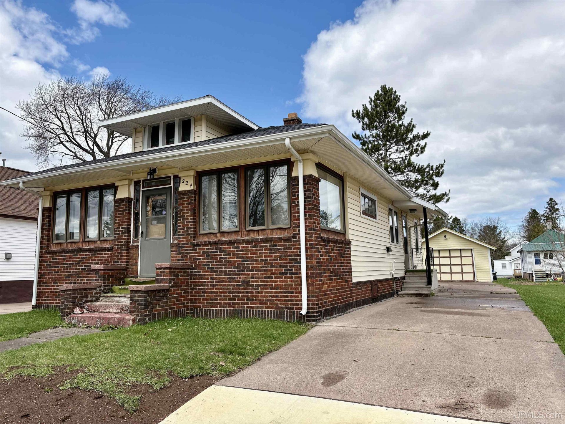 224 E Harding Avenue, Ironwood, MI 49938 Main Photo