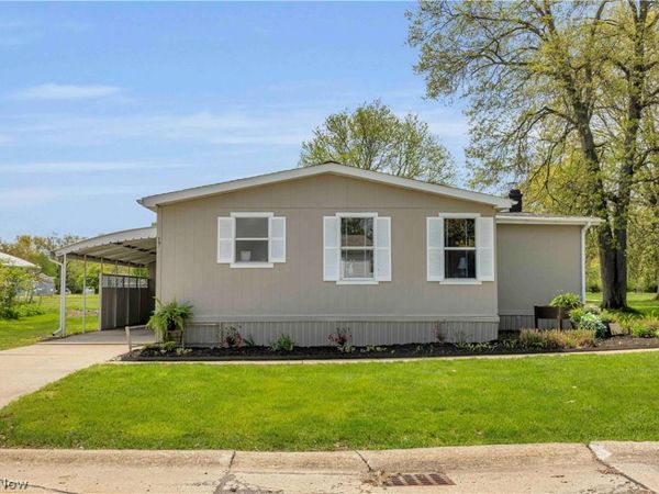 17 Trolleyview Lane, Olmsted Twp, OH 44138