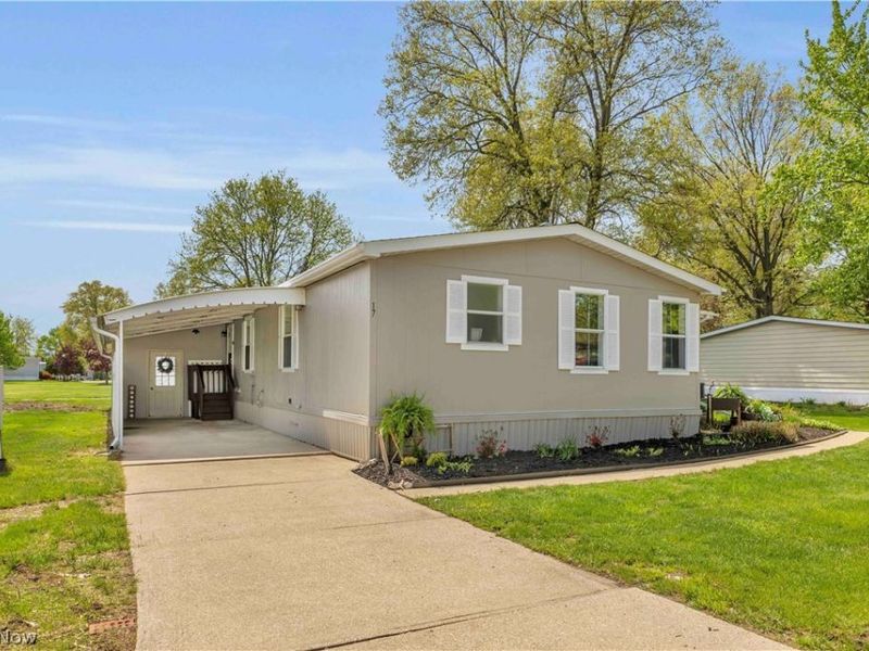 17 Trolleyview Lane, Olmsted Township, OH 44138 Photo 2