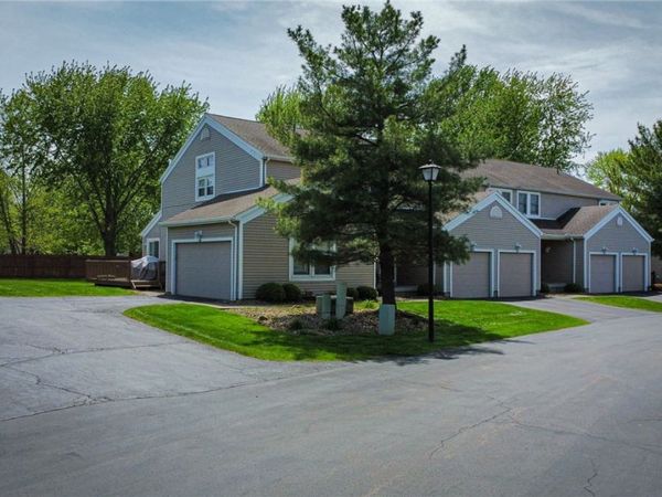 435 Pineview Drive NE, Howland, OH 44484