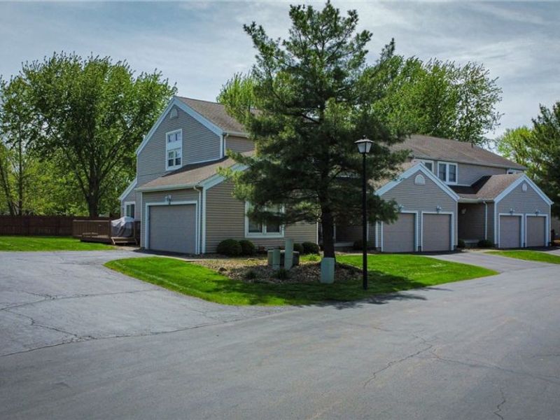 435 Pineview Drive NE, Howland, OH 44484 Photo 1