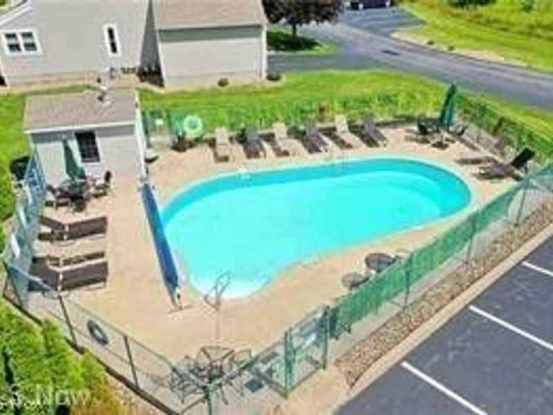 435 Pineview Drive NE, Howland, OH 44484 Photo 9