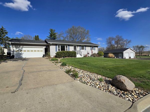 620 S 8th St., Akron, IA 51001