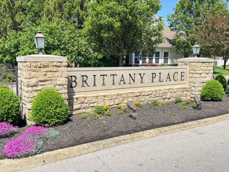 5049 Dinard Way , Columbus, OH 43221 Photo 2