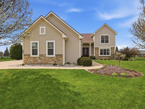 1470 Waters Edge DRIVE, Oconomowoc, WI 53066