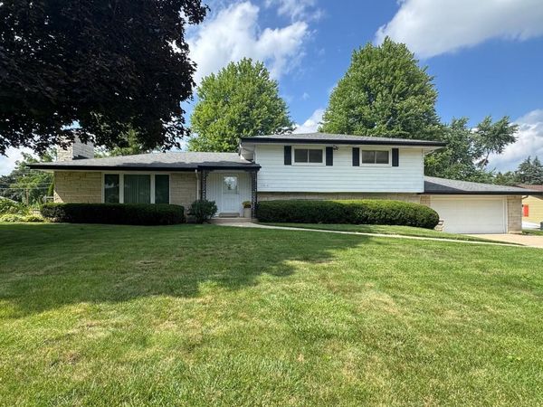 17010 Salentine DRIVE, New Berlin, WI 53151