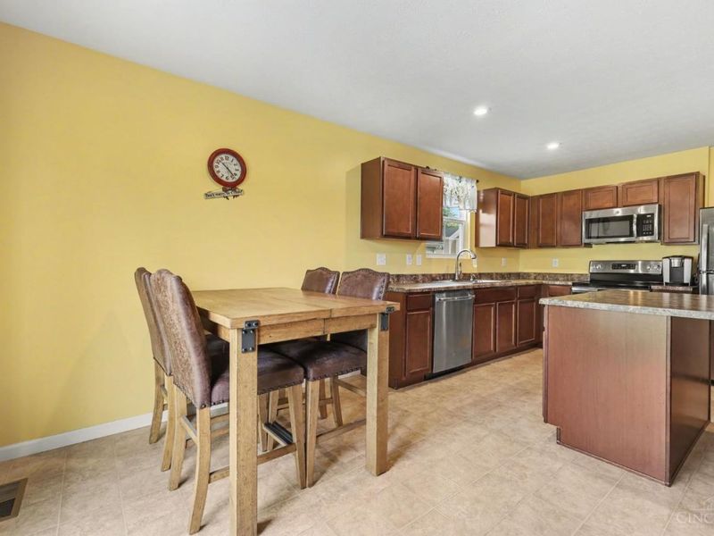157 Wooded Ridge Drive, Batavia Twp, OH 45102 Photo 6