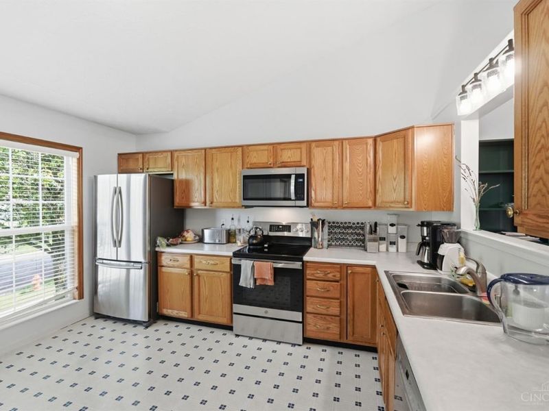 422 Wyndham Drive, Hamilton Twp, OH 45039 Photo 9