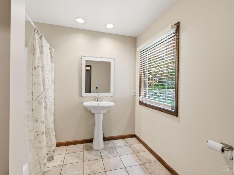 2739 Queenswood Drive, Cincinnati, OH 45211 Photo 21