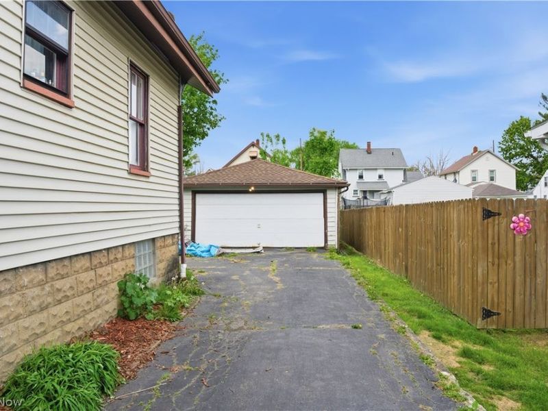 83 Como Street , Struthers, OH 44471 Photo 2