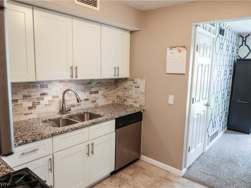 1145 Canyon View Road, Unit 102, Sagamore Hills, OH 44067 Photo 3
