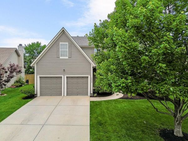 16056 S Stagecoach Drive, Olathe, KS 66062